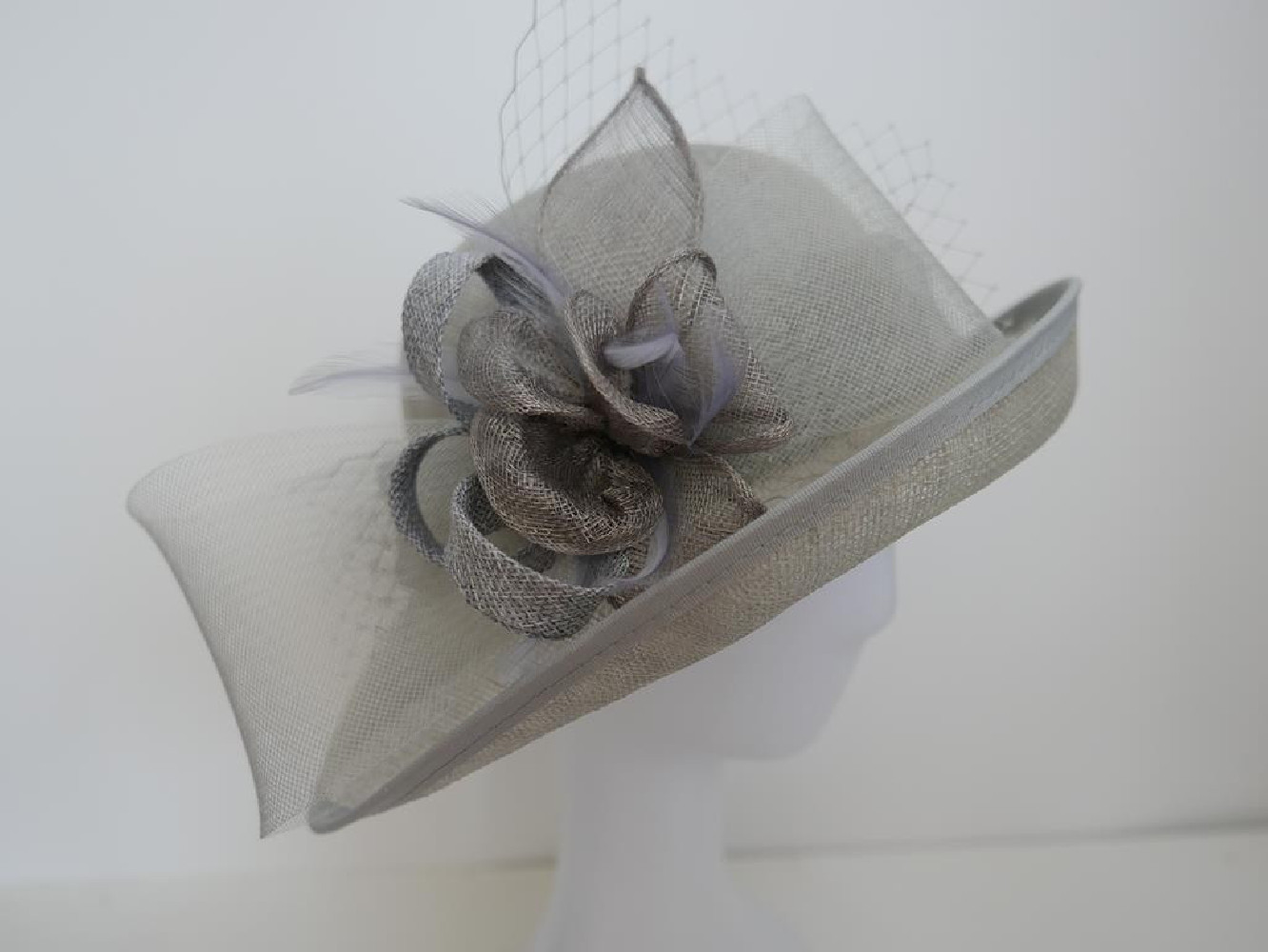 Szary kapelusz z sinamay model retro regulowany do 57 cm