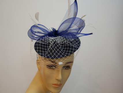 Granatowo śmietankowy fascynator z piórami i woalką na przepasce