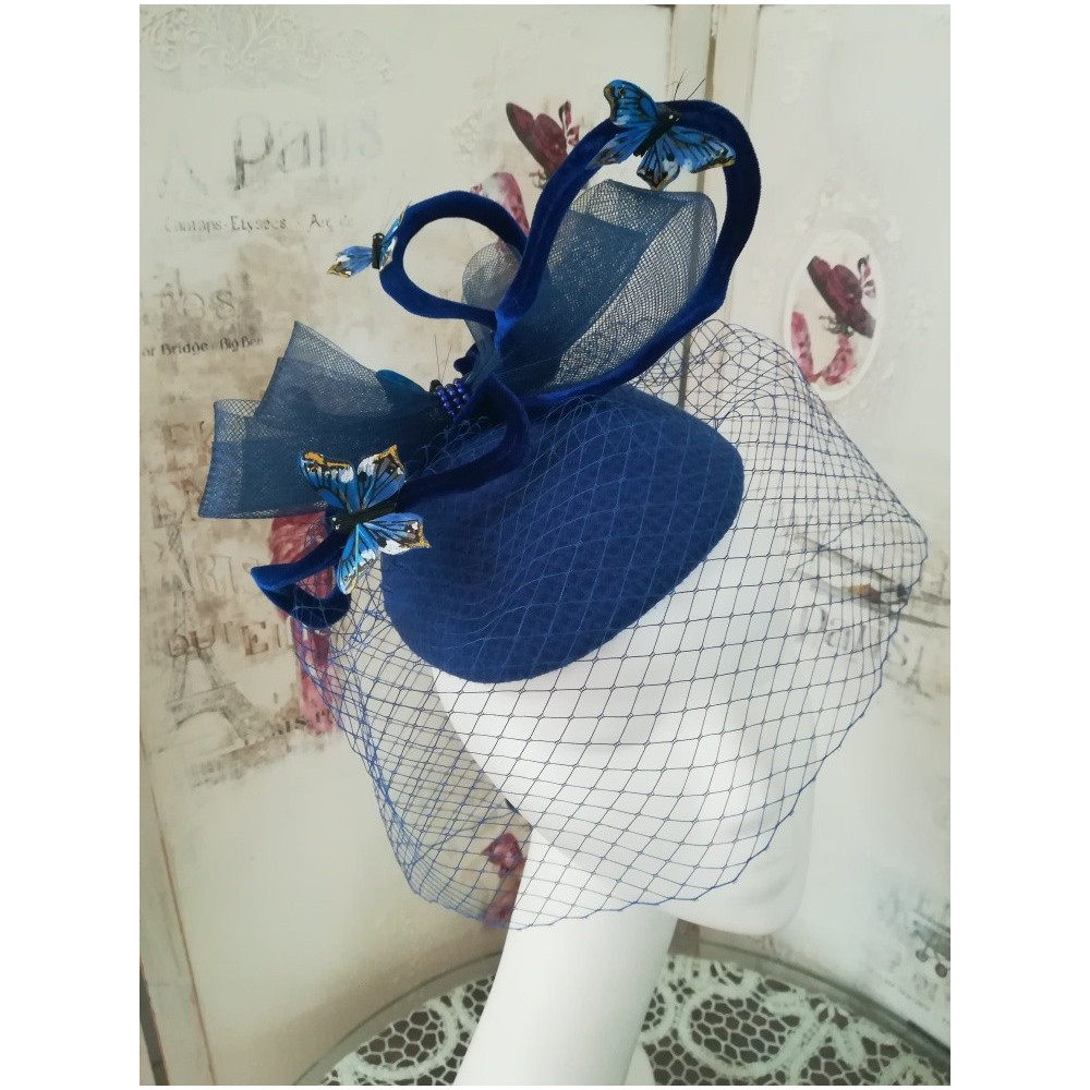 Szafirowo granatowy toczek fascynator z motylami