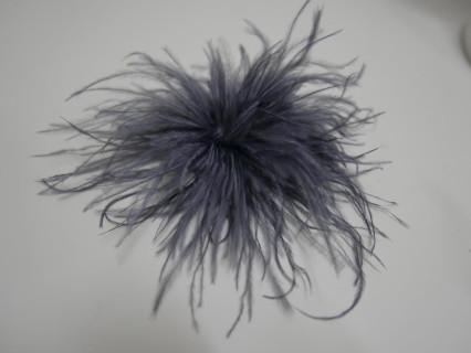 Ciemno szare strusie piórka stroik do włosów , sukni, kapelusza