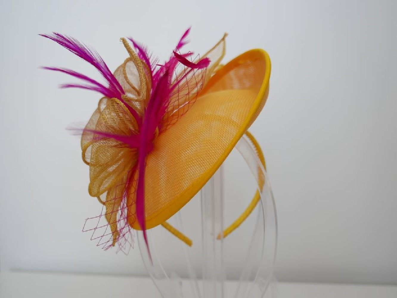 Zółto fuksjowy fascynator na przepasce