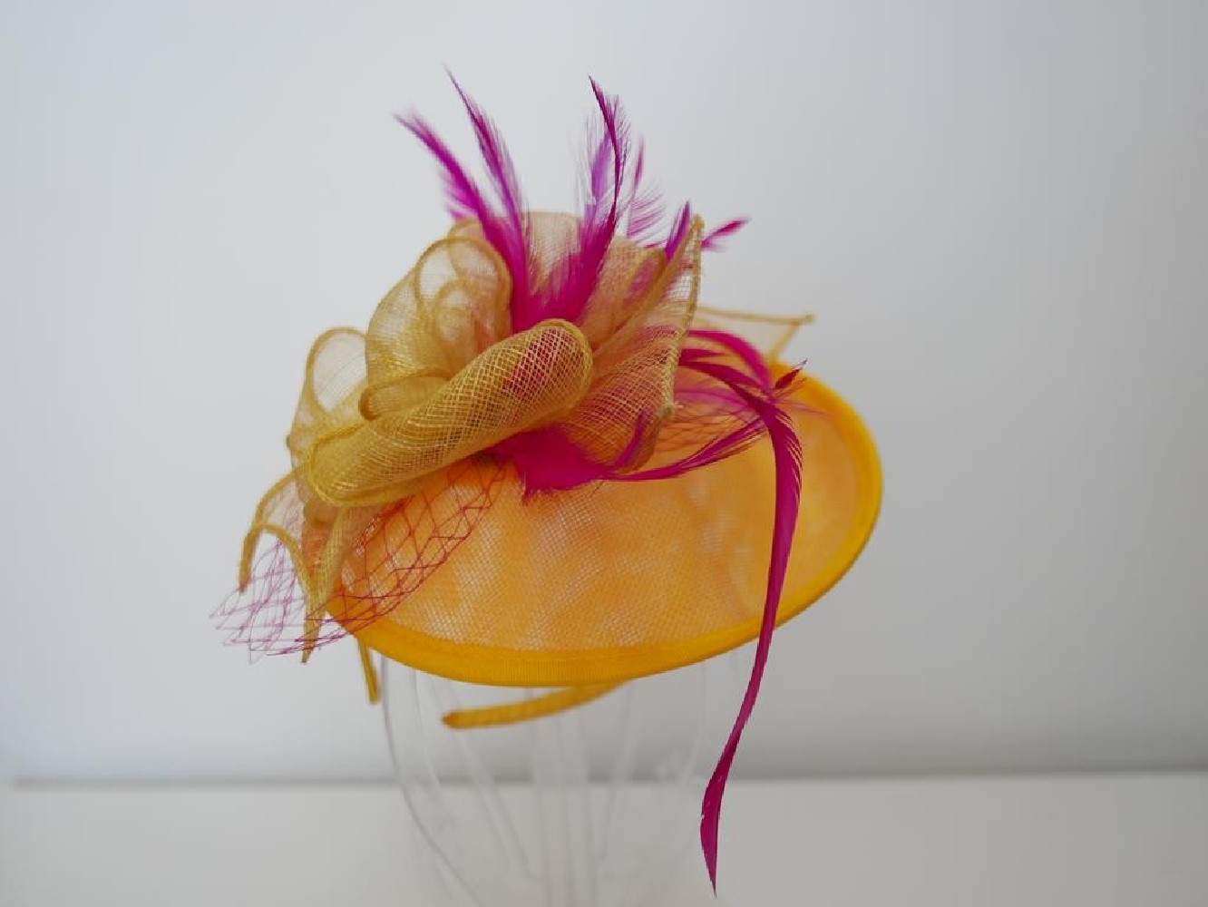 Zółto fuksjowy fascynator na przepasce