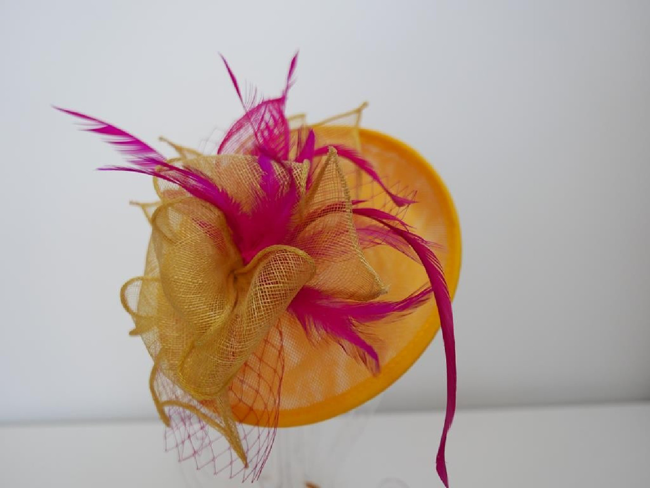 Zółto fuksjowy fascynator na przepasce