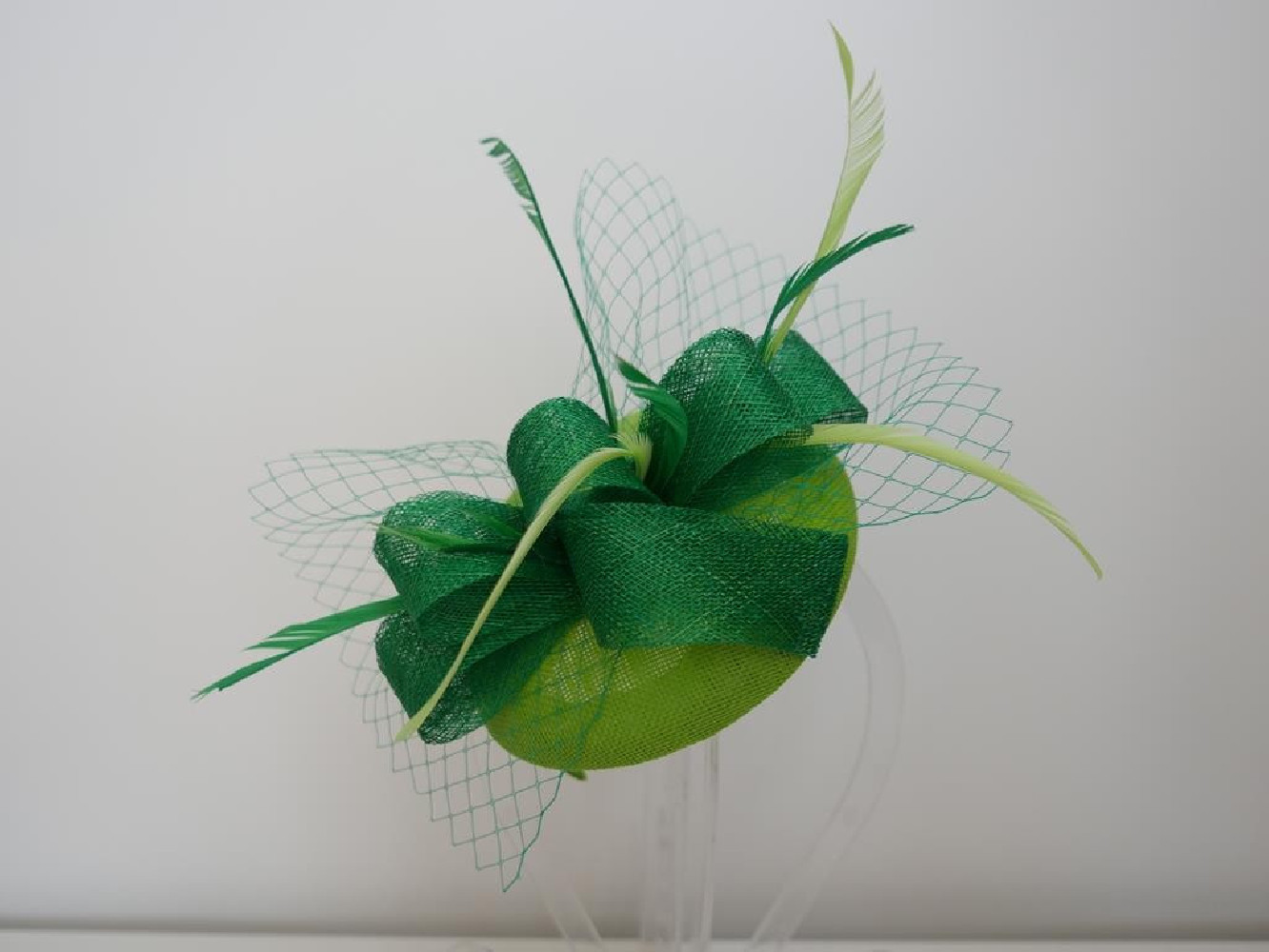 Zielona limonka fascynator z piórami i woalką na przepasce