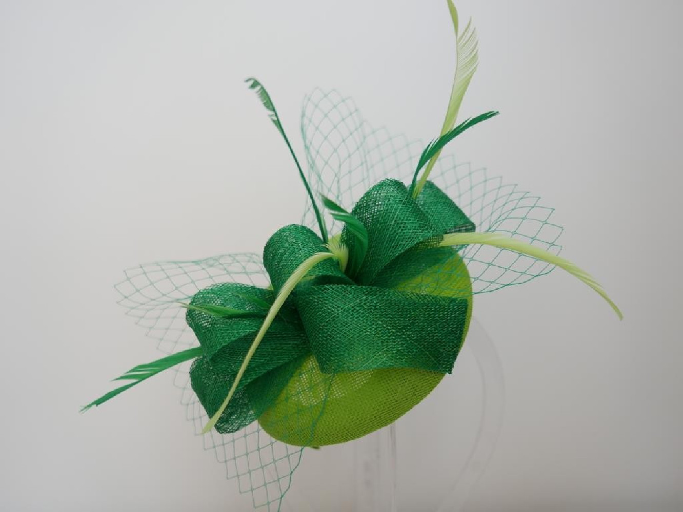Zielona limonka fascynator z piórami i woalką na przepasce