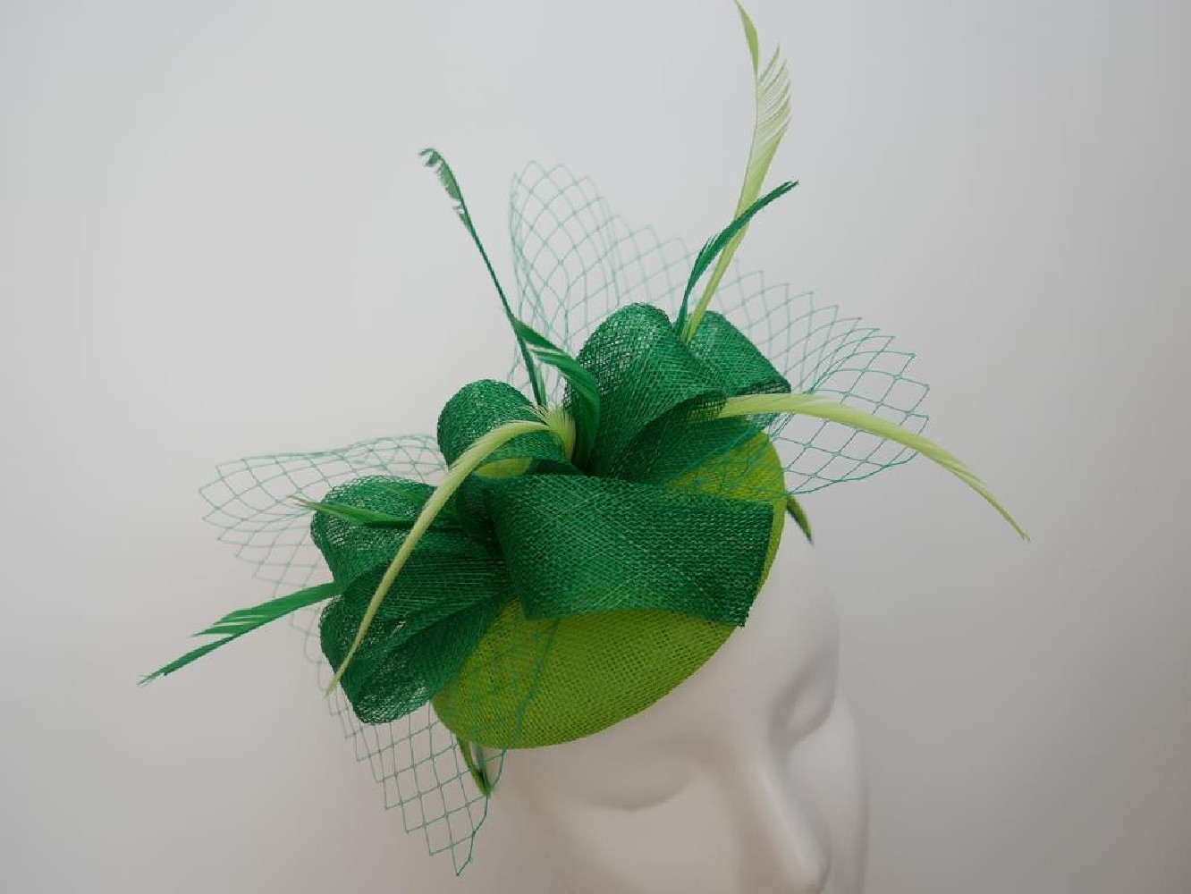 Zielona limonka fascynator z piórami i woalką na przepasce