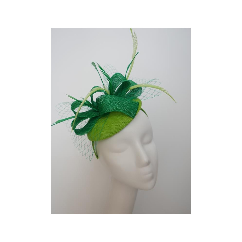 Zielona limonka fascynator z piórami i woalką na przepasce