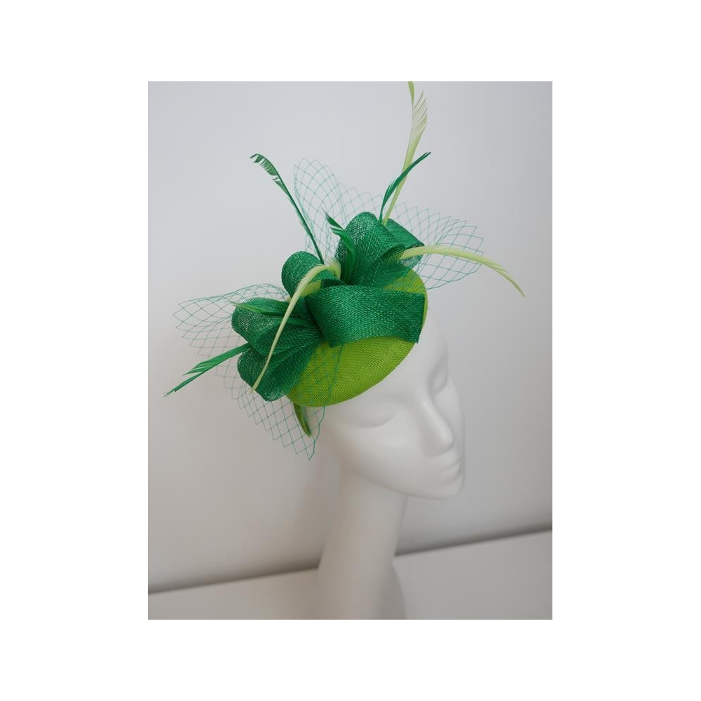 Zielona limonka fascynator z piórami i woalką na przepasce
