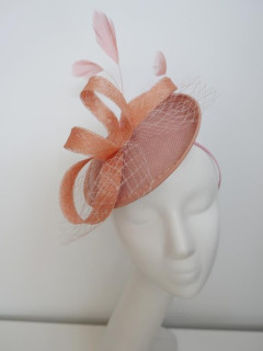 Indyjski róż fascynator z piórami i woalką na przepasce
