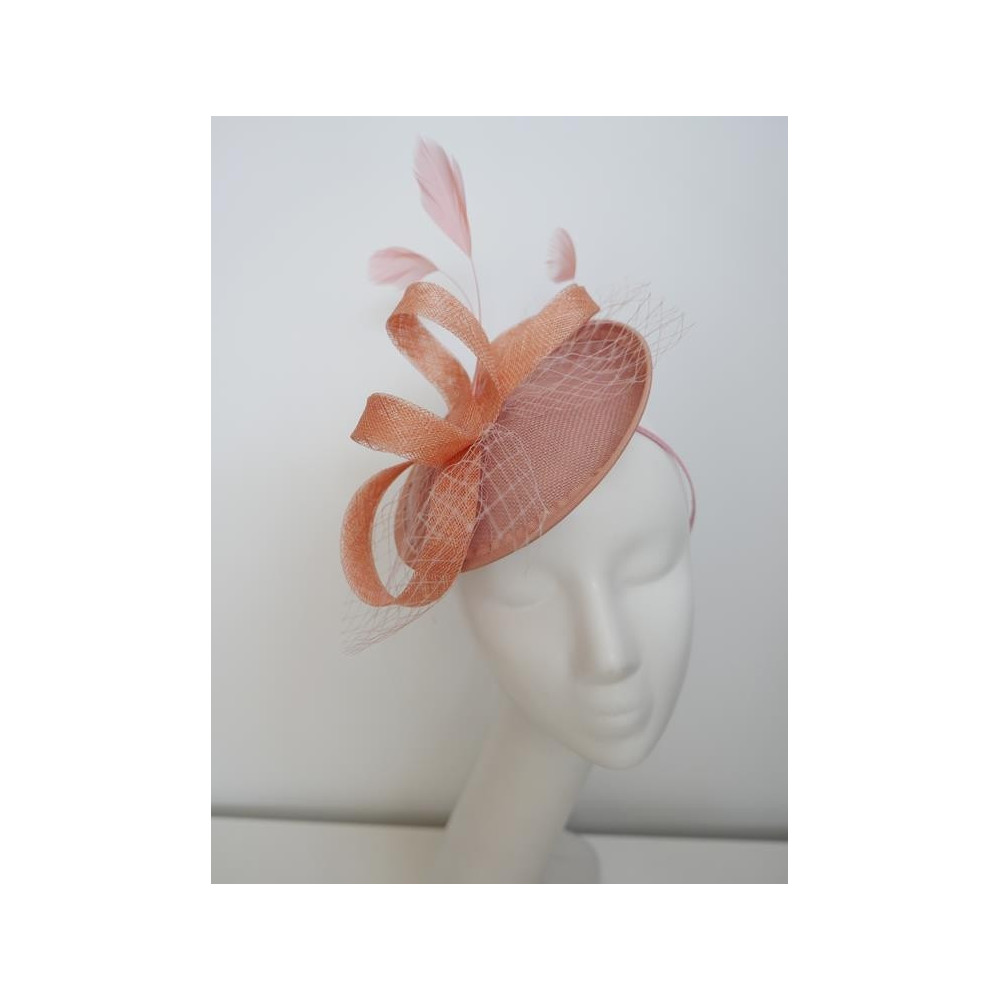 Indyjski róż fascynator z piórami i woalką na przepasce