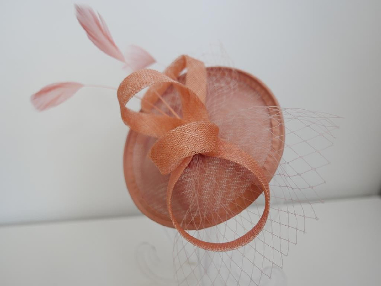 Indyjski róż fascynator z piórami i woalką na przepasce