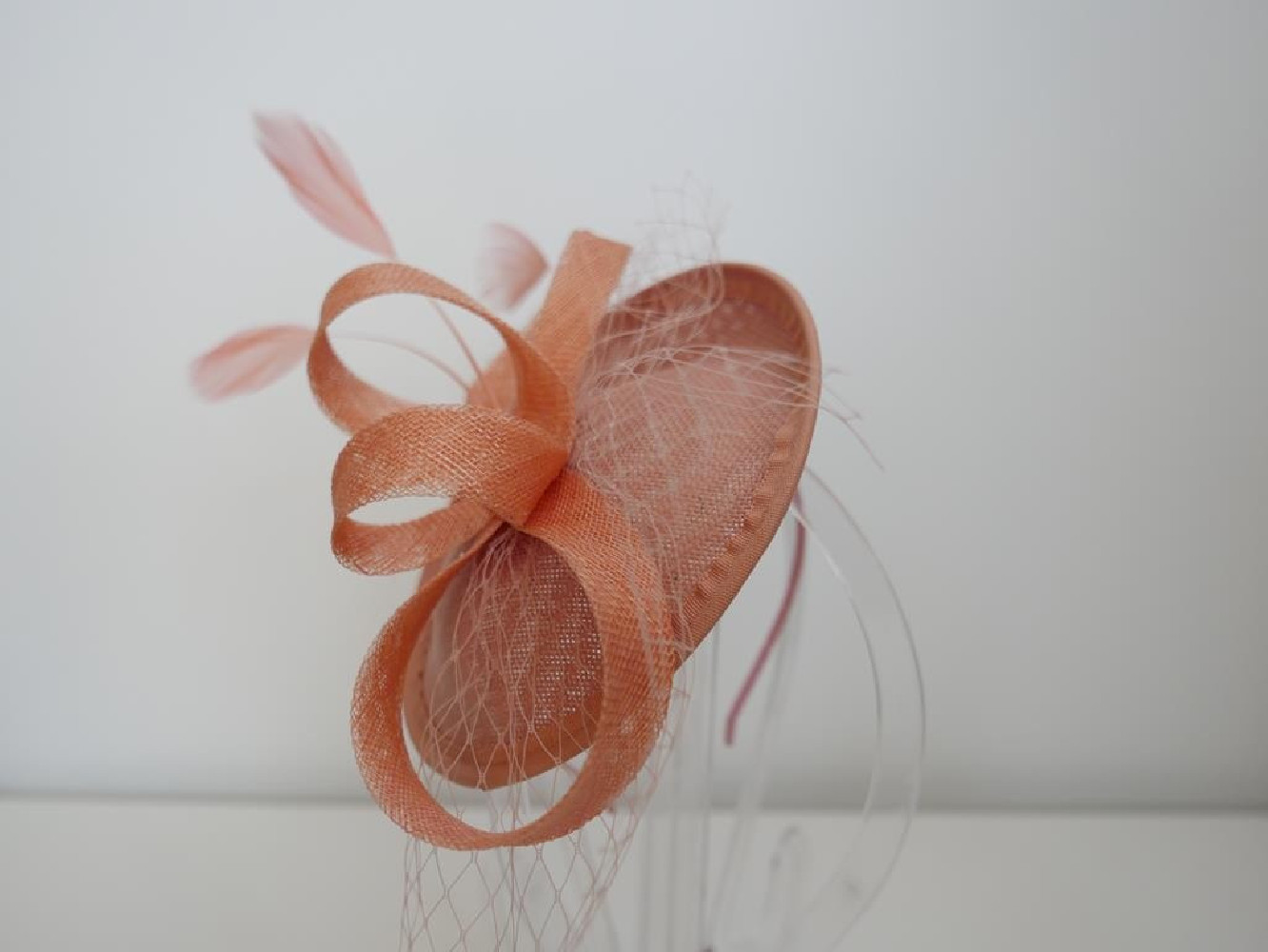 Indyjski róż fascynator z piórami i woalką na przepasce