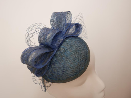 Dżinsowy niebieski fascynator z woalką na przepasce