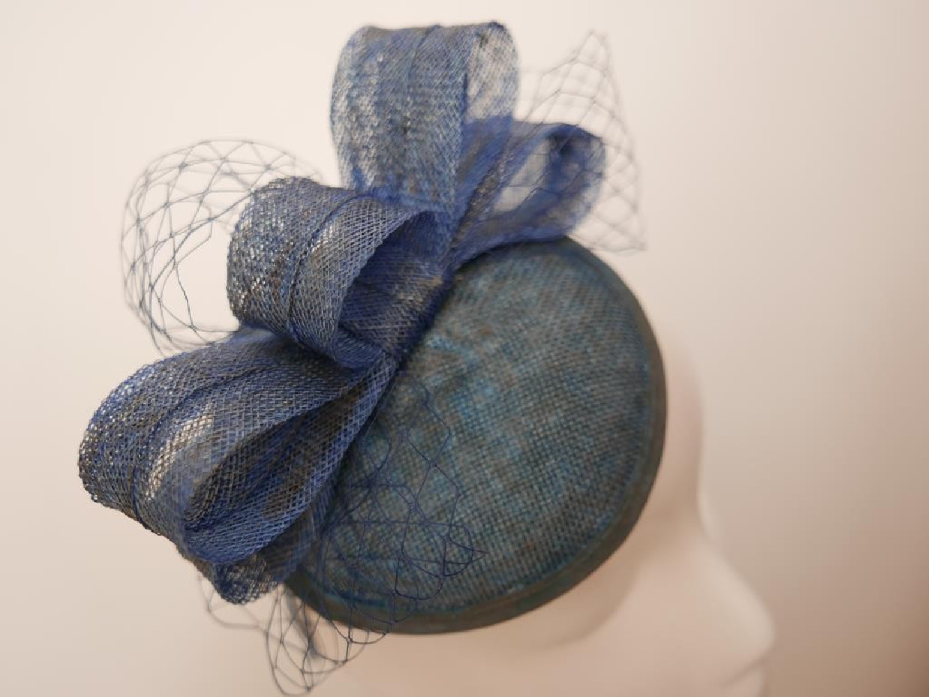 Dżinsowy niebieski fascynator z woalką na przepasce