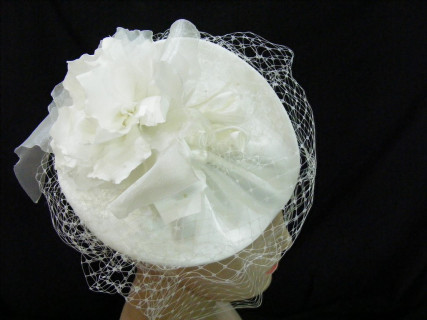 Kremowy z woalką toczek, kepi fascynator