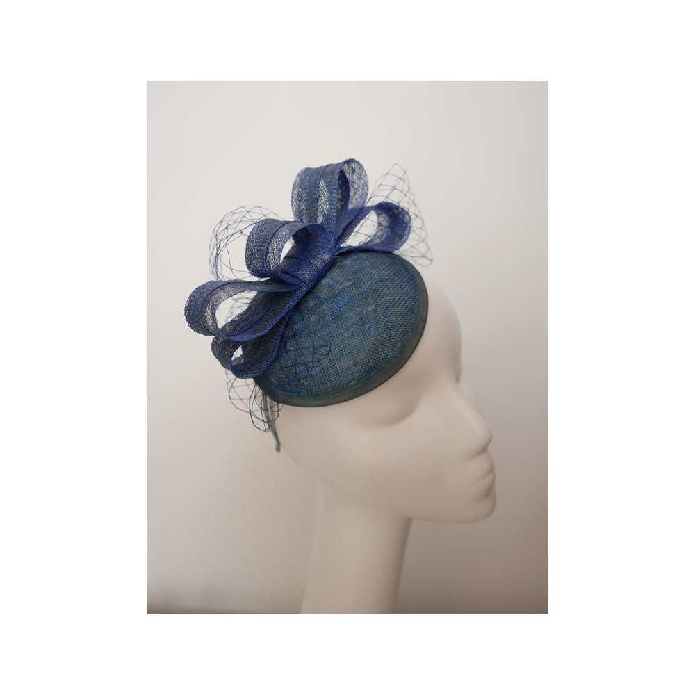 Dżinsowy niebieski fascynator z woalką na przepasce