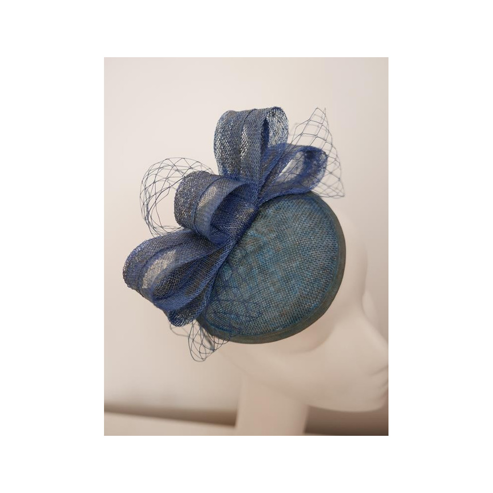 Dżinsowy niebieski fascynator z woalką na przepasce