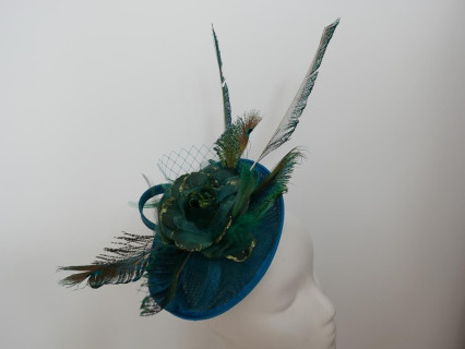 Turkusowo zielony fascynator z piórami i woalką na przepasce
