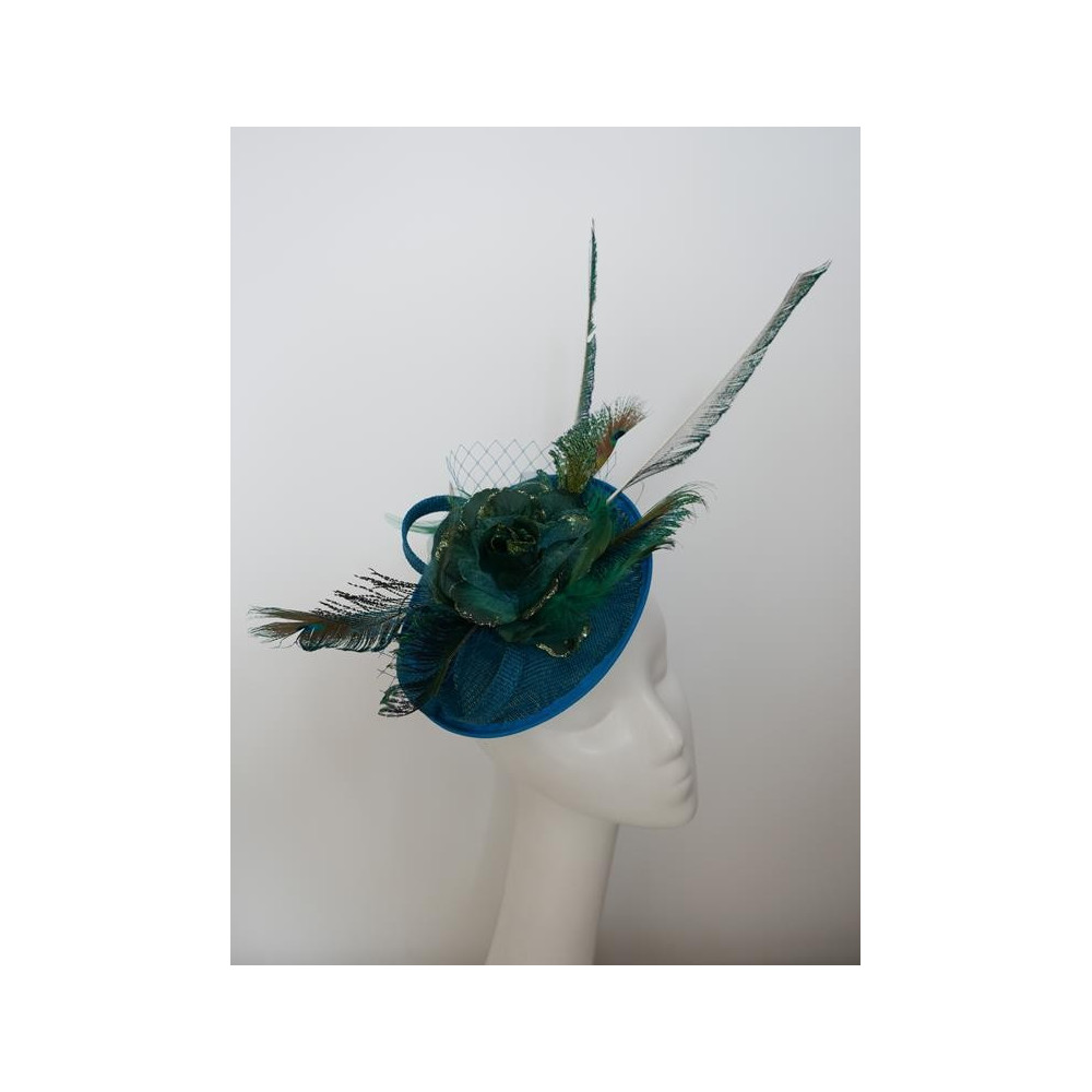 Turkusowo zielony fascynator z piórami i woalką na przepasce