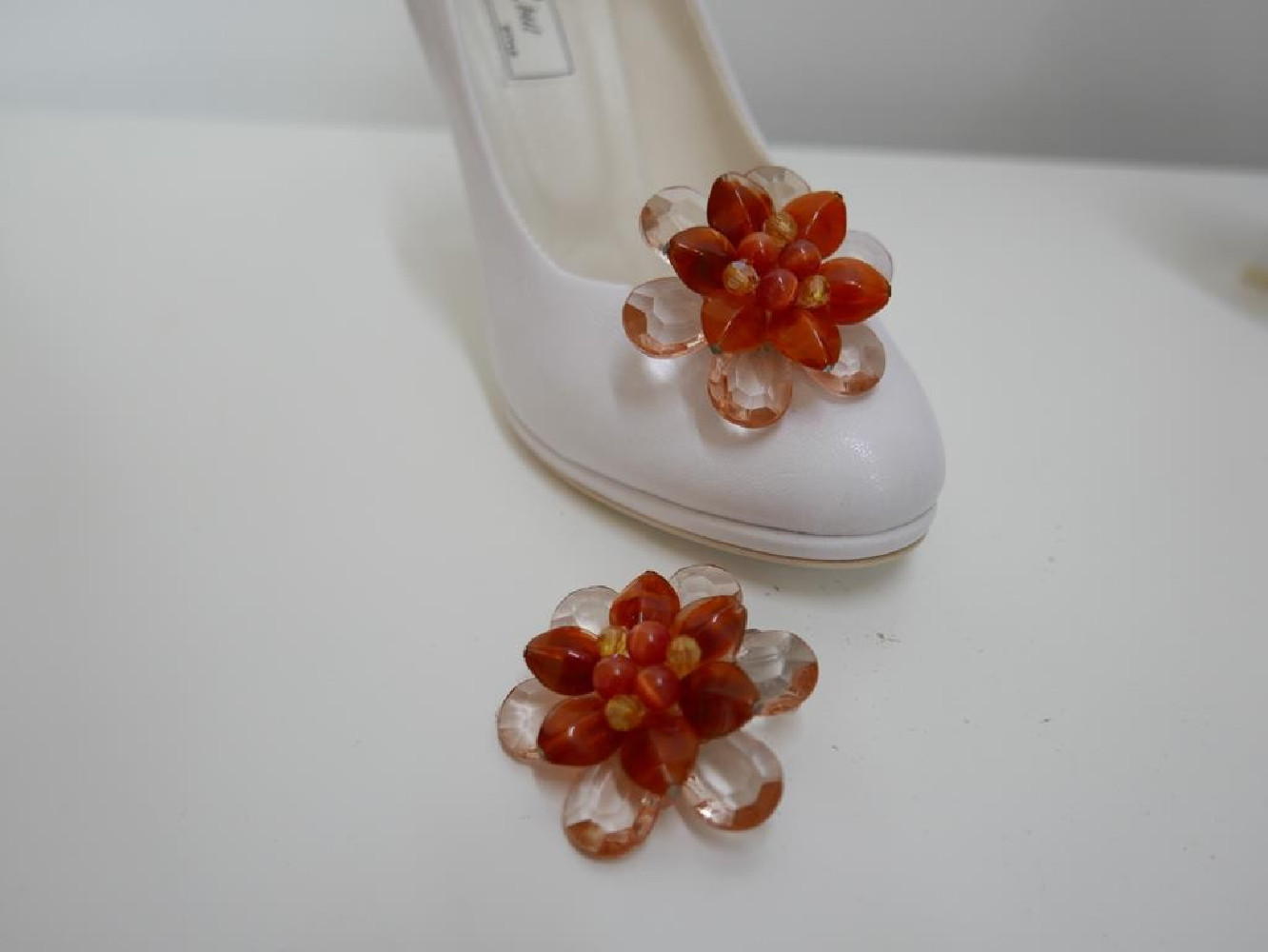 Klipsy do butów rude akrylowe koraliki