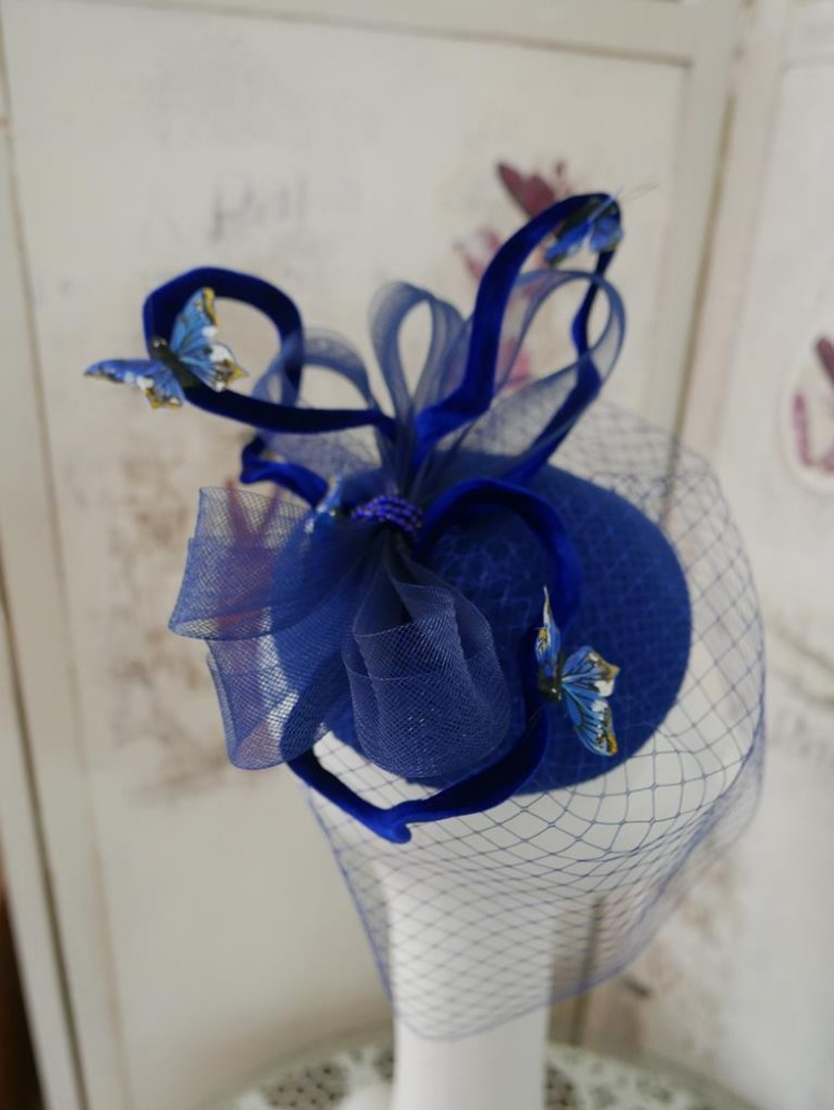 Szafirowo granatowy toczek fascynator z motylami