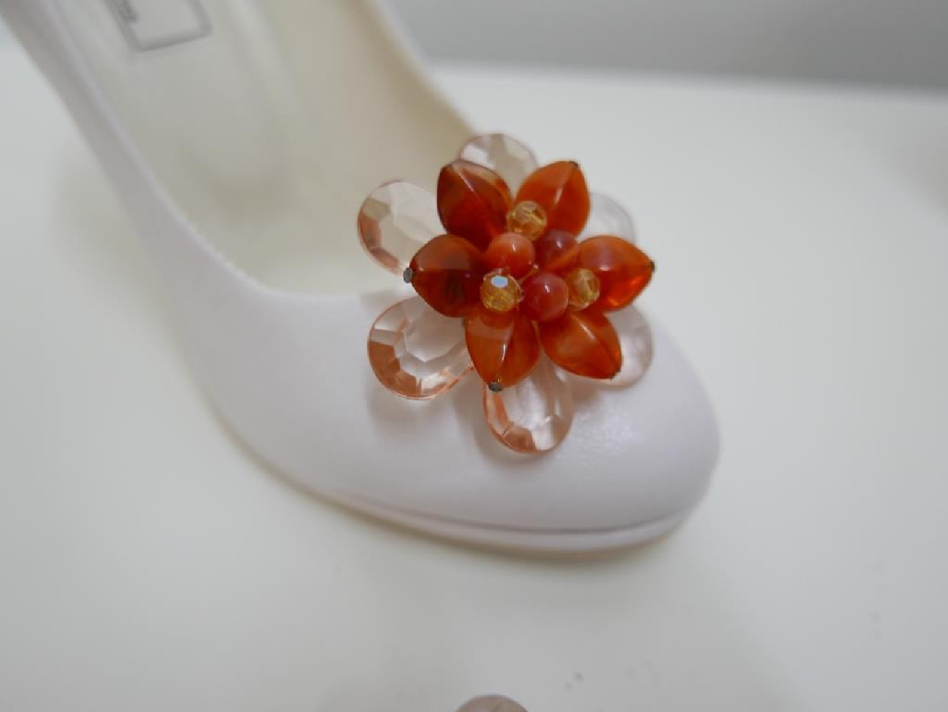 Klipsy do butów rude akrylowe koraliki