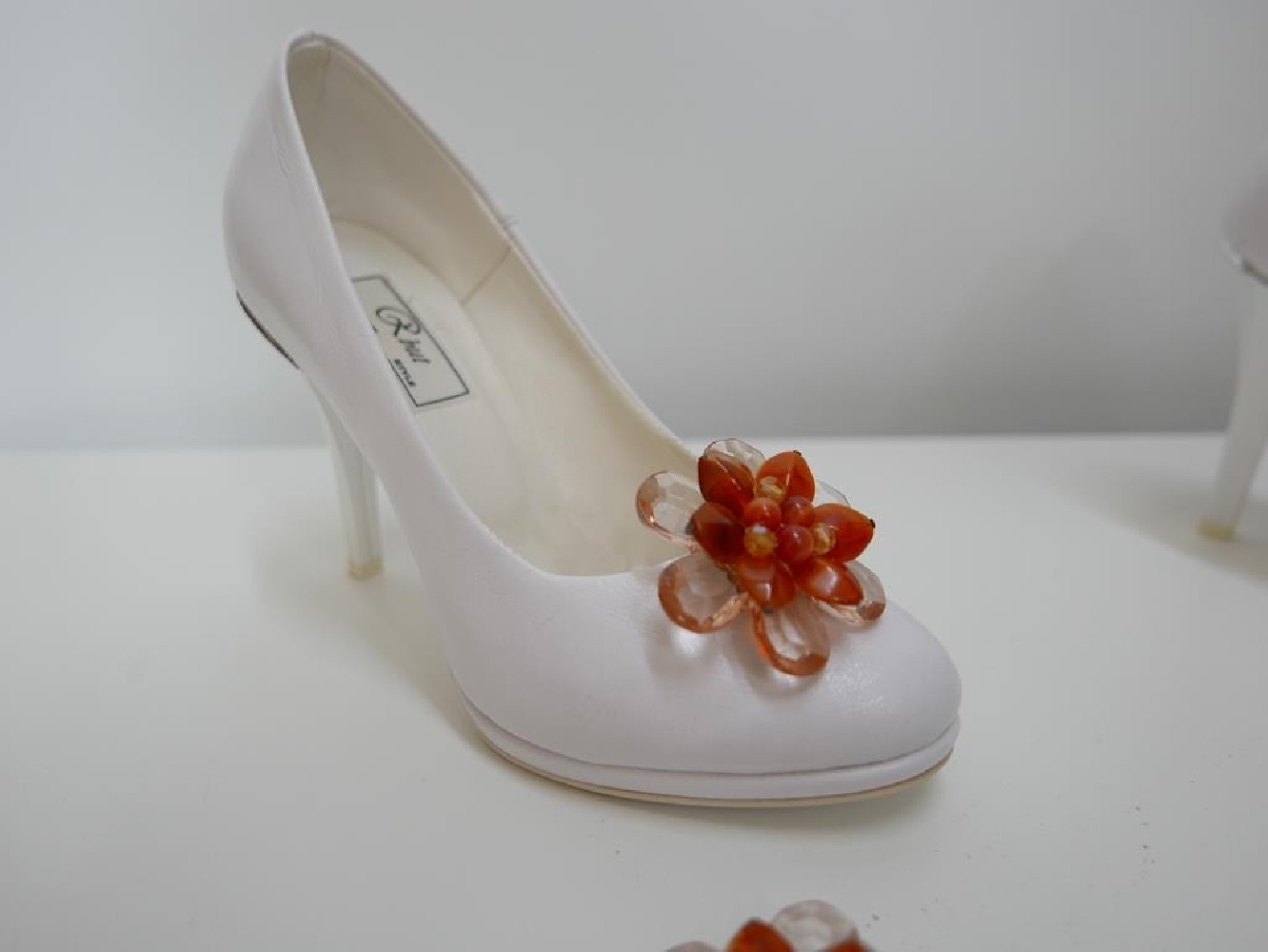 Klipsy do butów rude akrylowe koraliki