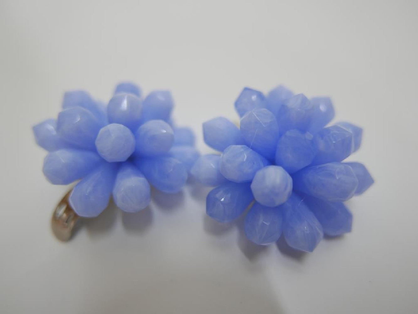 Klipsy do butów niebieskie akrylowe koraliki