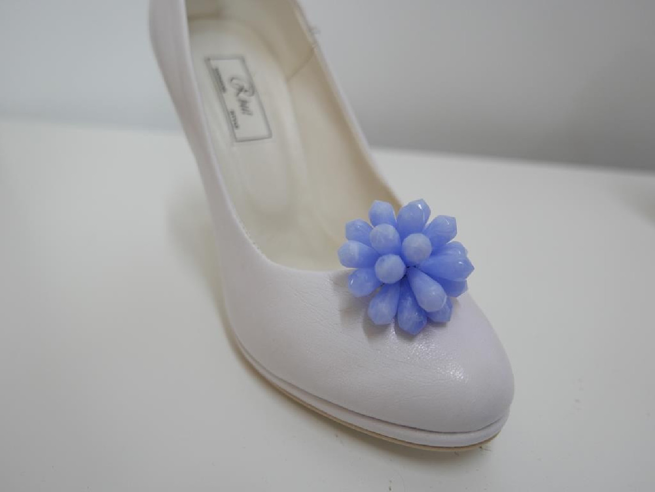 Klipsy do butów niebieskie akrylowe koraliki