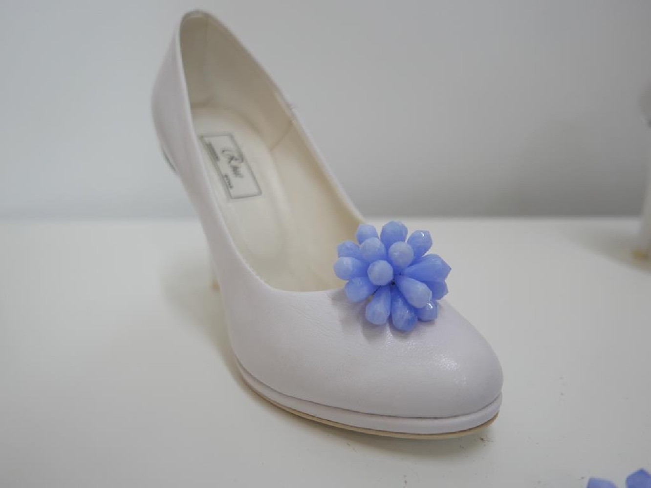 Klipsy do butów niebieskie akrylowe koraliki