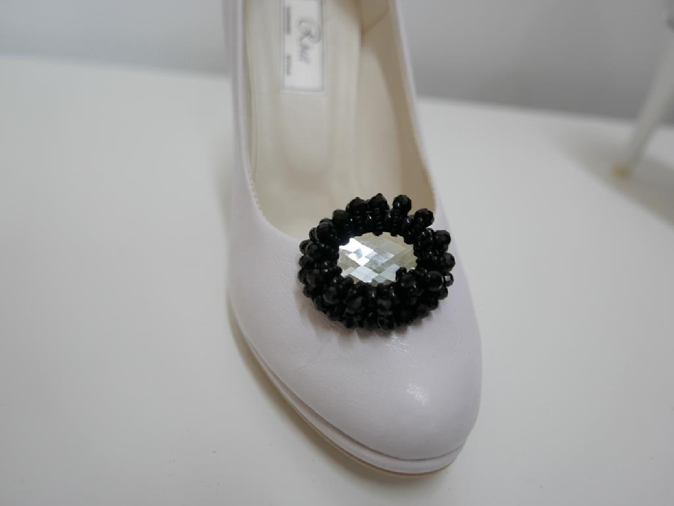 Klipsy do butów czarno srebrne, szklane koraliki