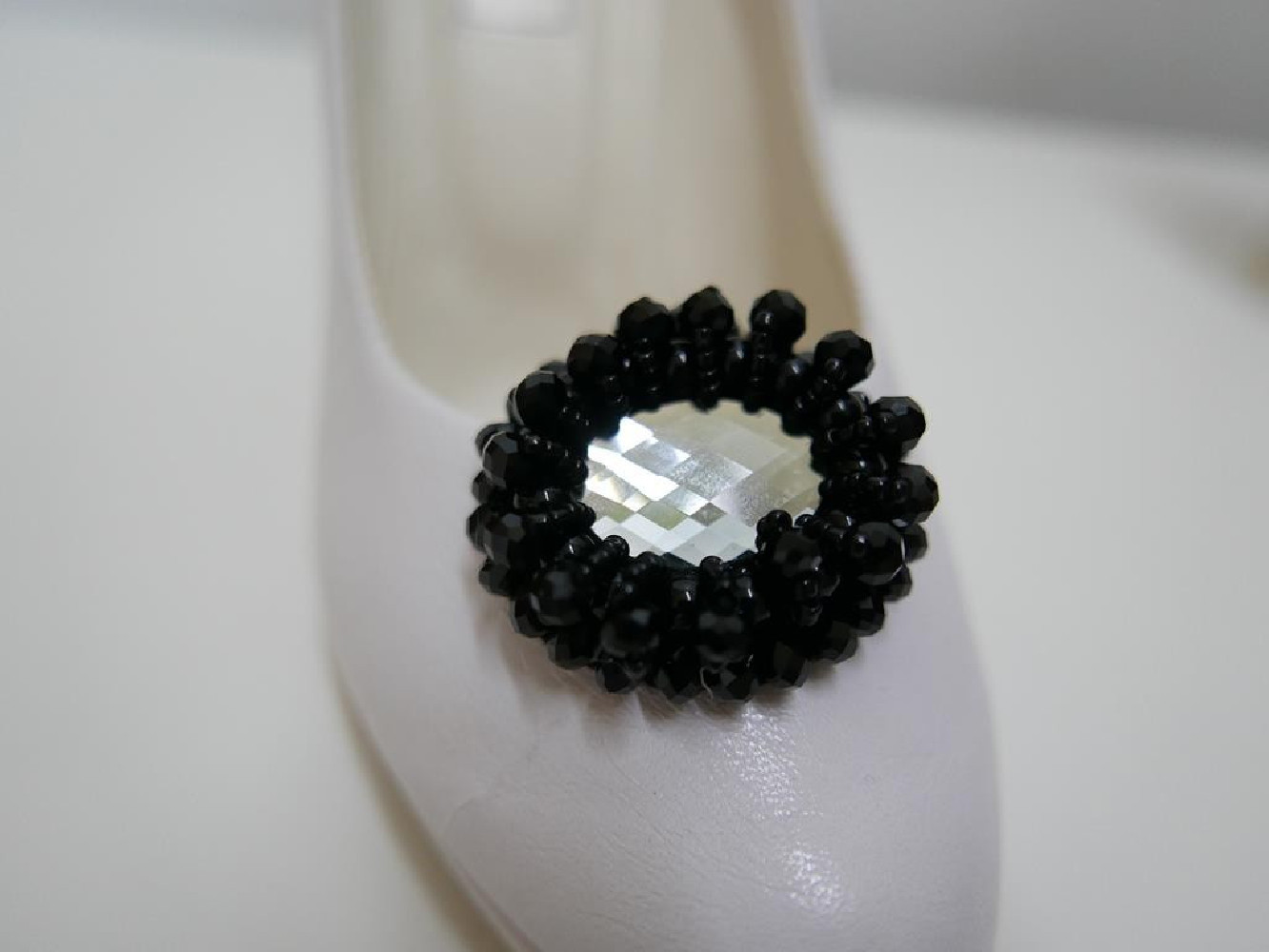 Klipsy do butów czarno srebrne, szklane koraliki