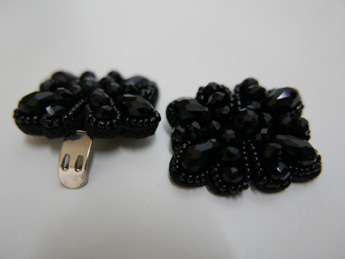 Klipsy do butów czarne, szklane koraliki