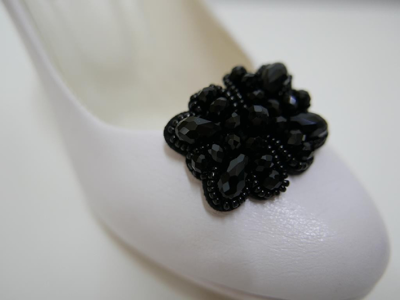 Klipsy do butów czarne, szklane koraliki