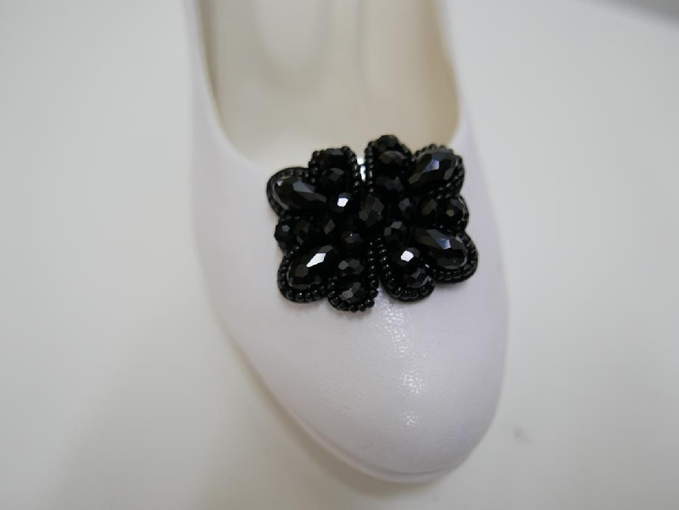 Klipsy do butów czarne, szklane koraliki