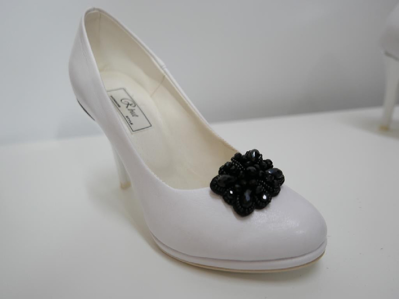 Klipsy do butów czarne, szklane koraliki