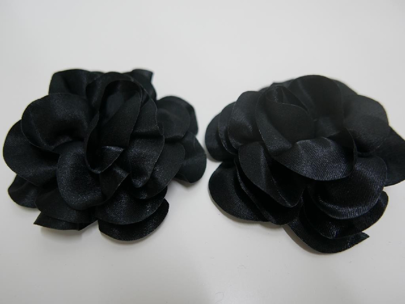 Klipsy do butów czarne kwiaty 10 cm