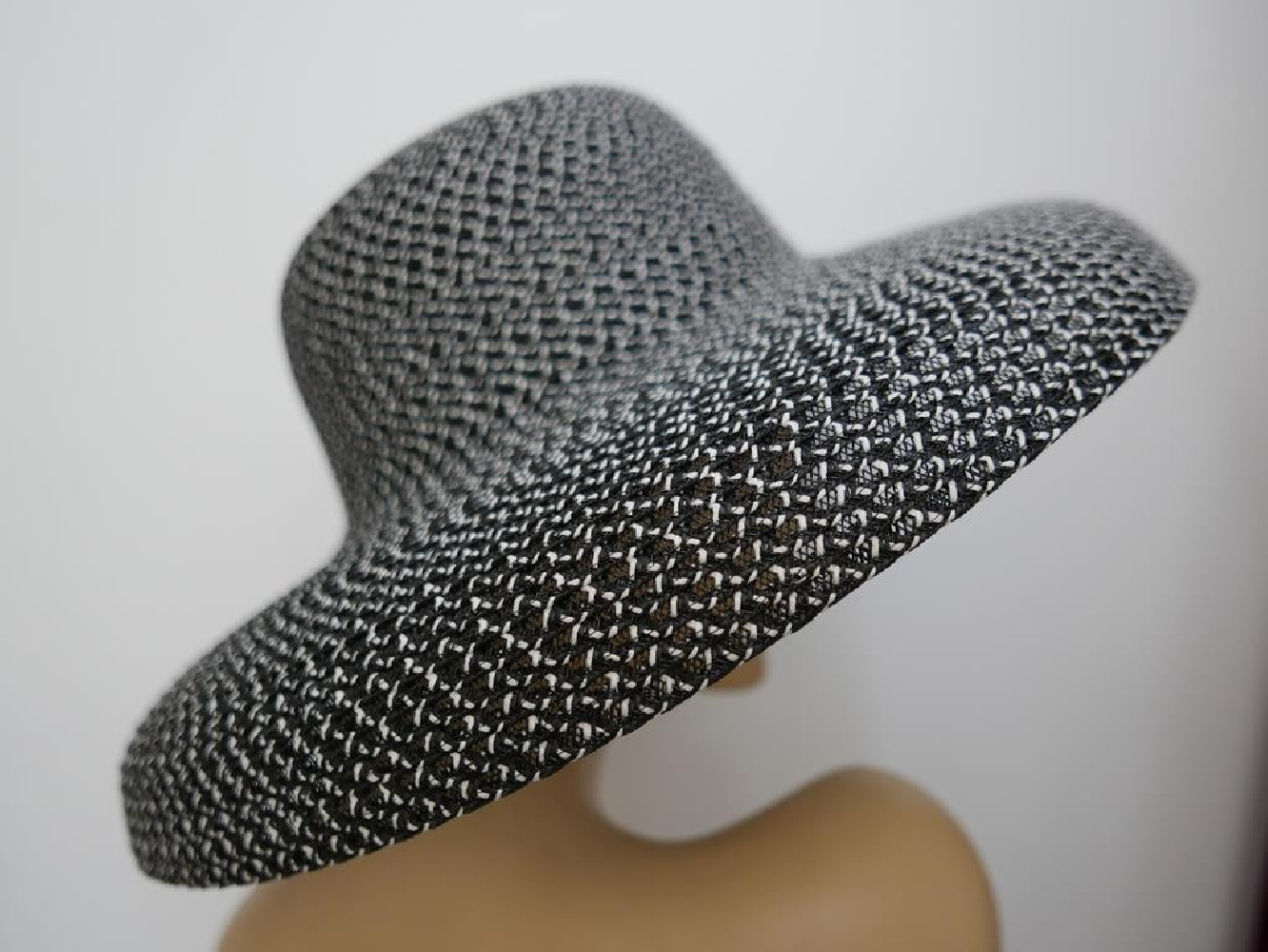 Kapelusz w stylu Audrey czarno biały do 57 cm