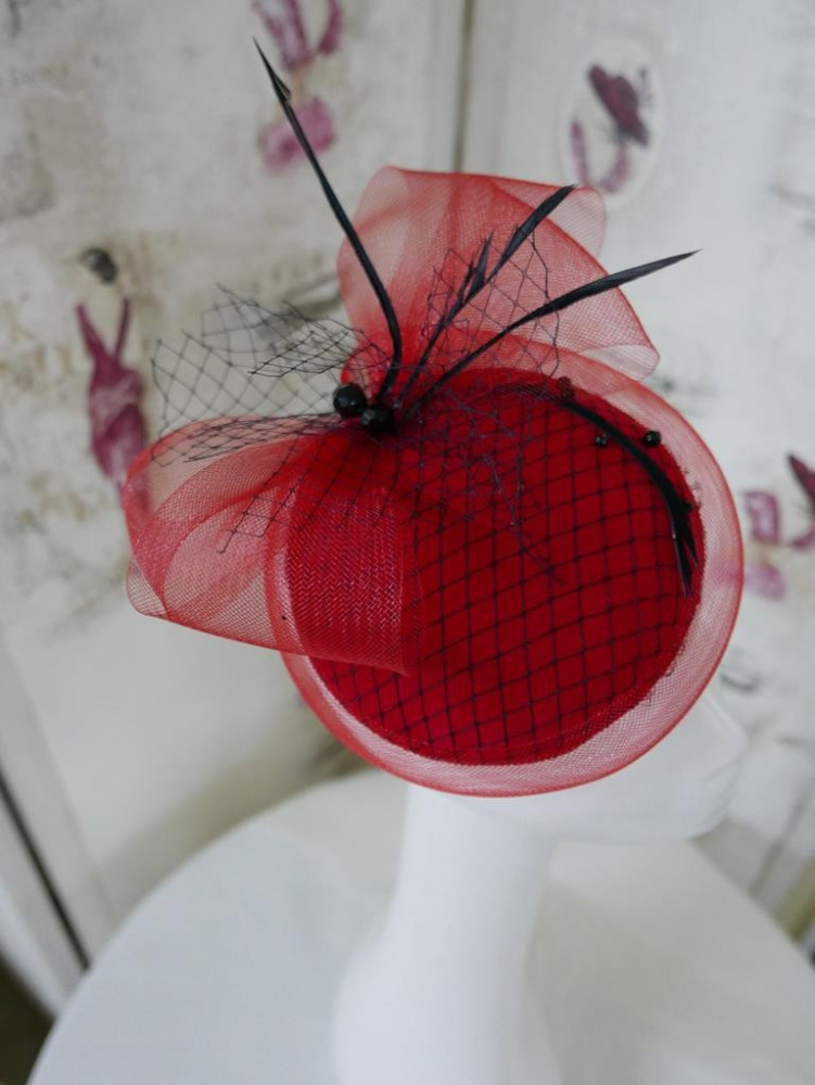 Czerwono czarny mini toczek fascynator