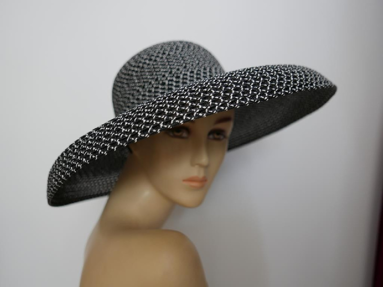 Kapelusz w stylu Audrey czarno biały do 57 cm