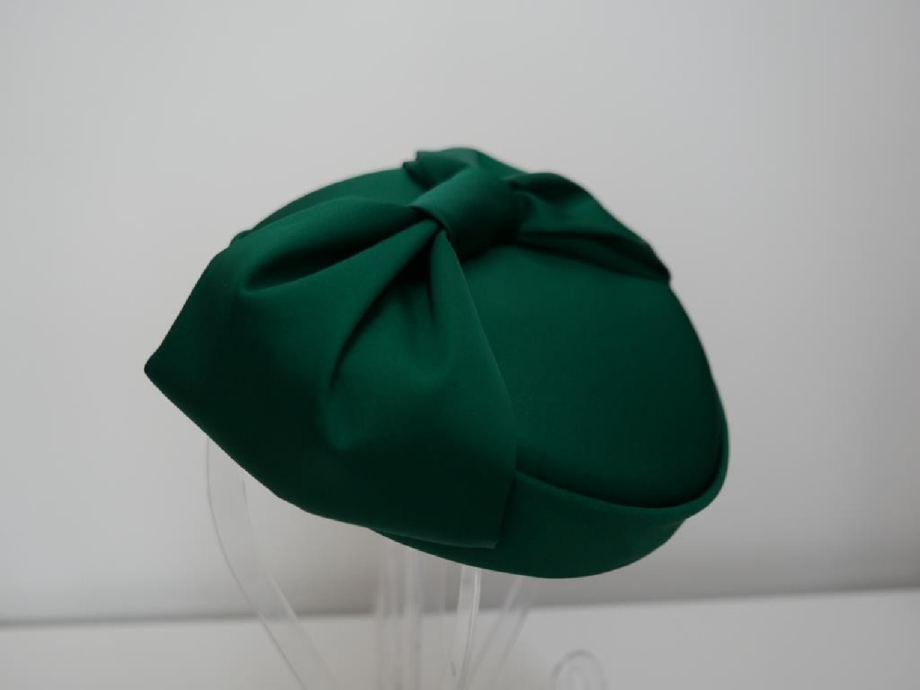 Dita - toczek zielona satyna- tkanina