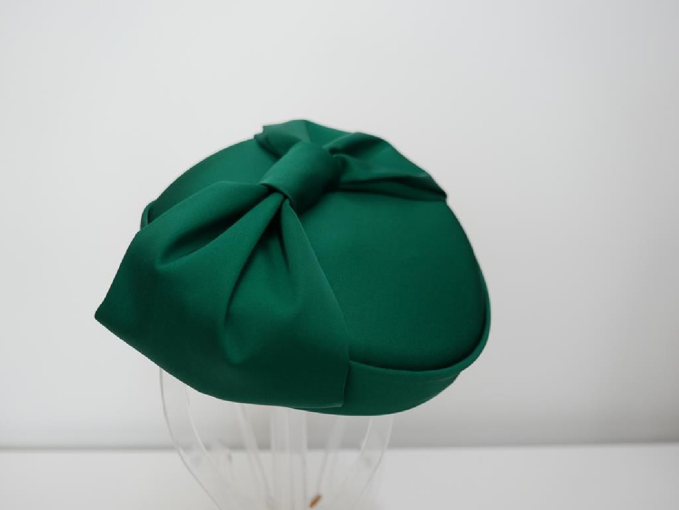 Dita - toczek zielona satyna- tkanina