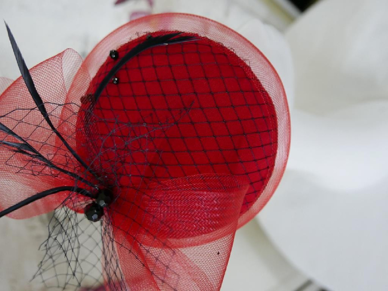 Czerwono czarny mini toczek fascynator