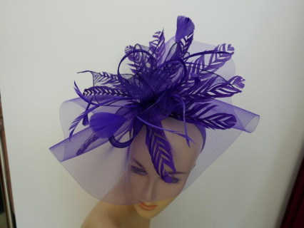 Fioletowy kapelusz koktajlowy z crin na przepasce