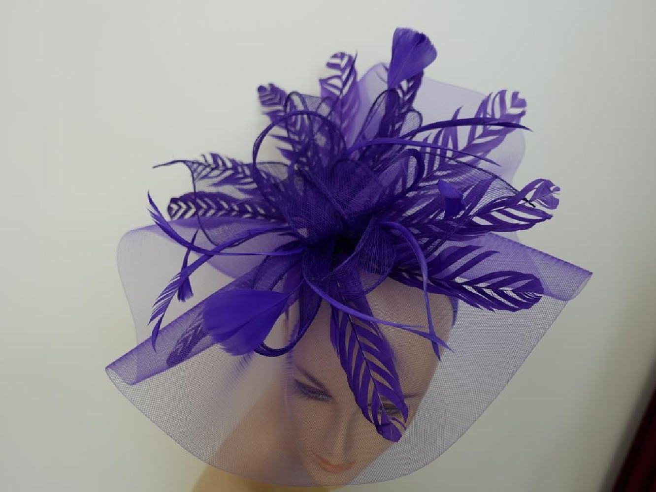 Fioletowy kapelusz koktajlowy z crin na przepasce