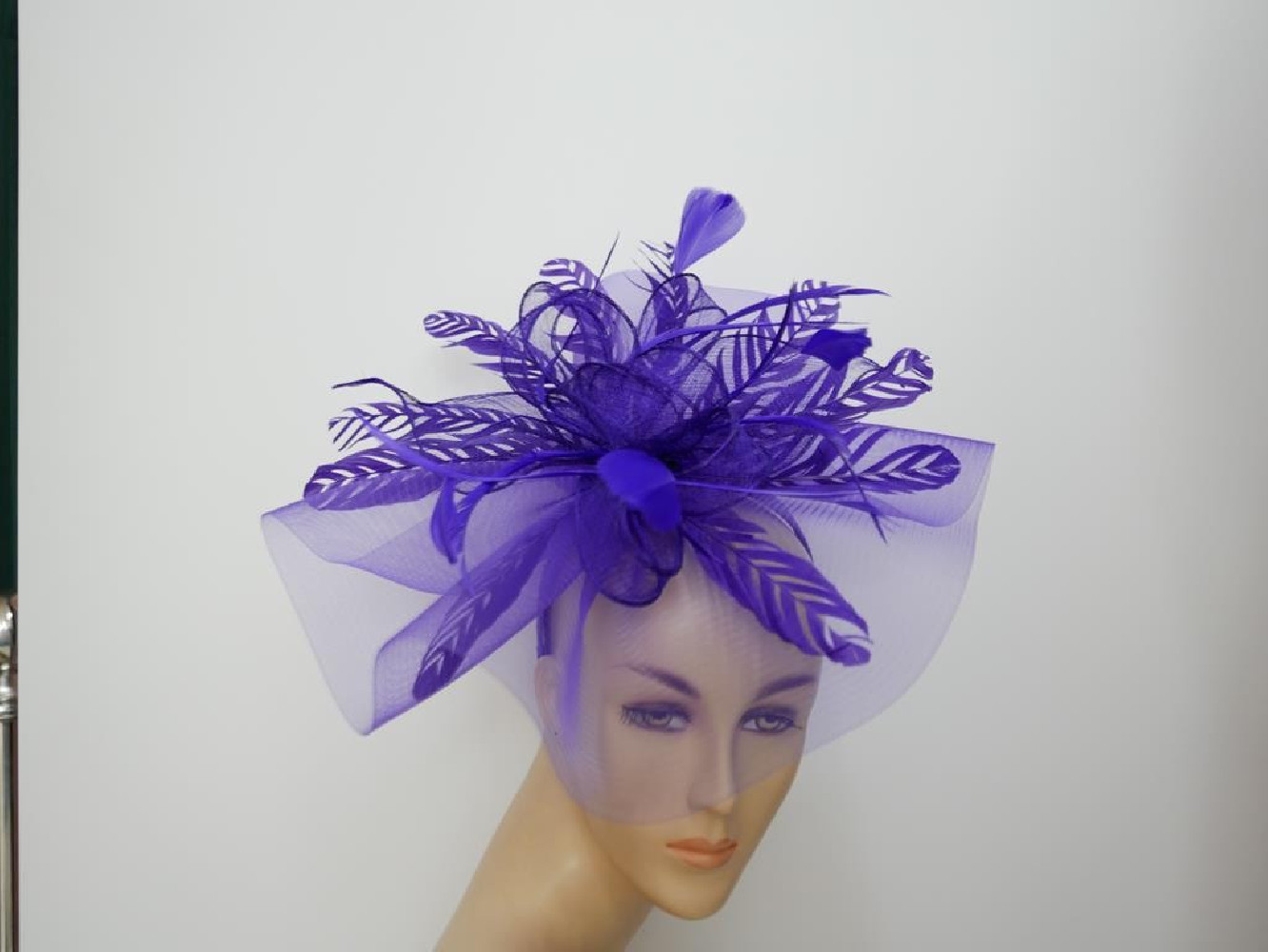 Fioletowy kapelusz koktajlowy z crin na przepasce