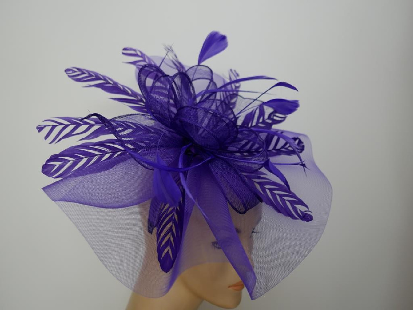 Fioletowy kapelusz koktajlowy z crin na przepasce