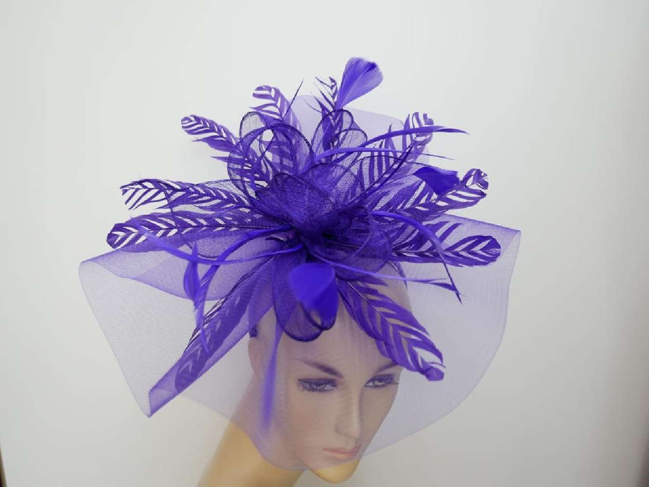 Fioletowy kapelusz koktajlowy z crin na przepasce