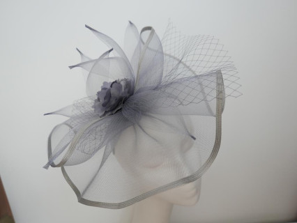 Szary fascynator z crin na przepasce
