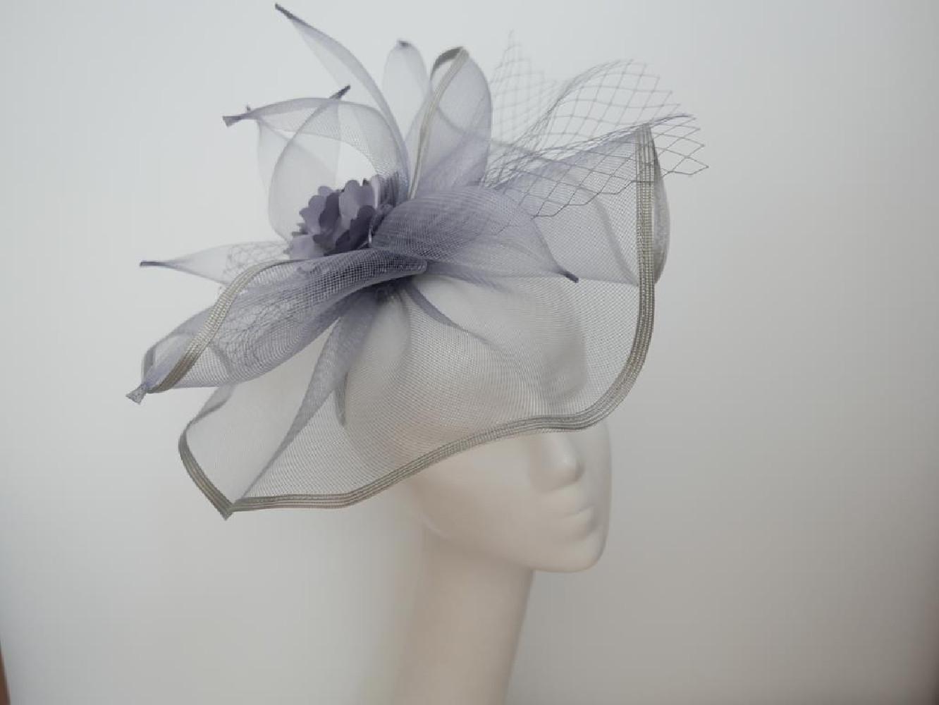 Szary fascynator z crin na przepasce
